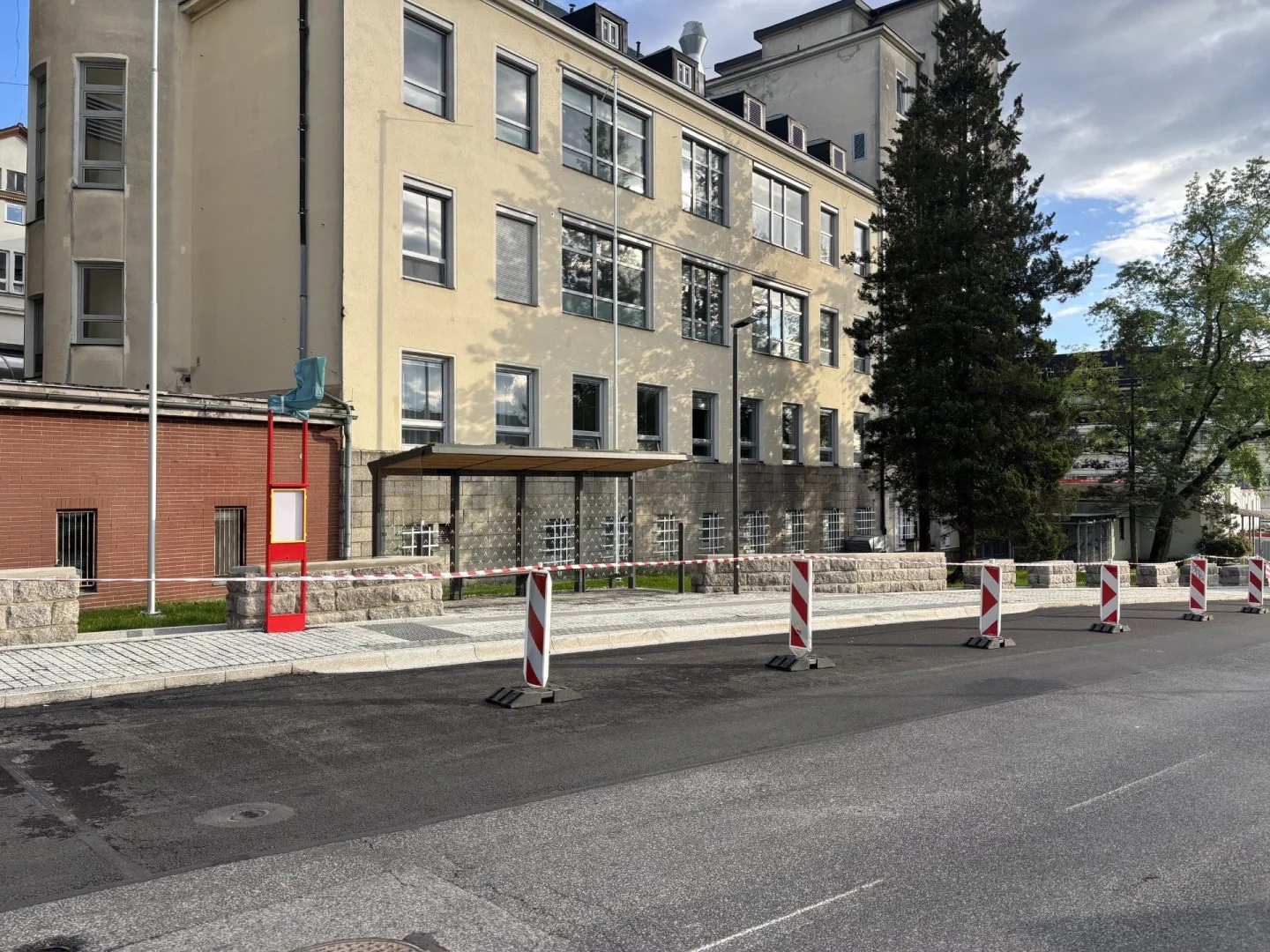 Autobusová zastávka u nemocnice stále neslouží cestujícím. Čeká se na kolaudaci
