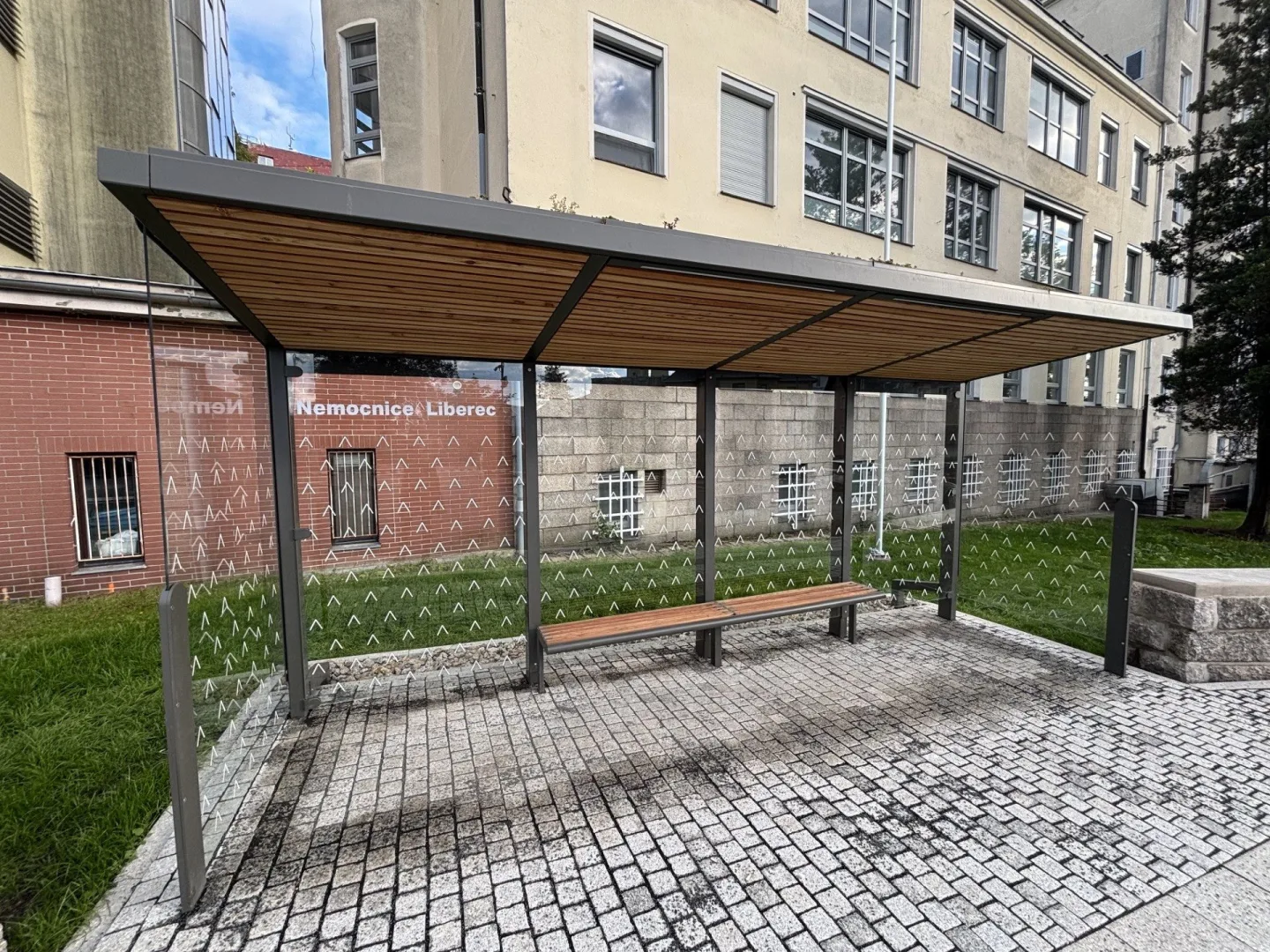 Autobusová zastávka u nemocnice stále neslouží cestujícím. Čeká se na kolaudaci