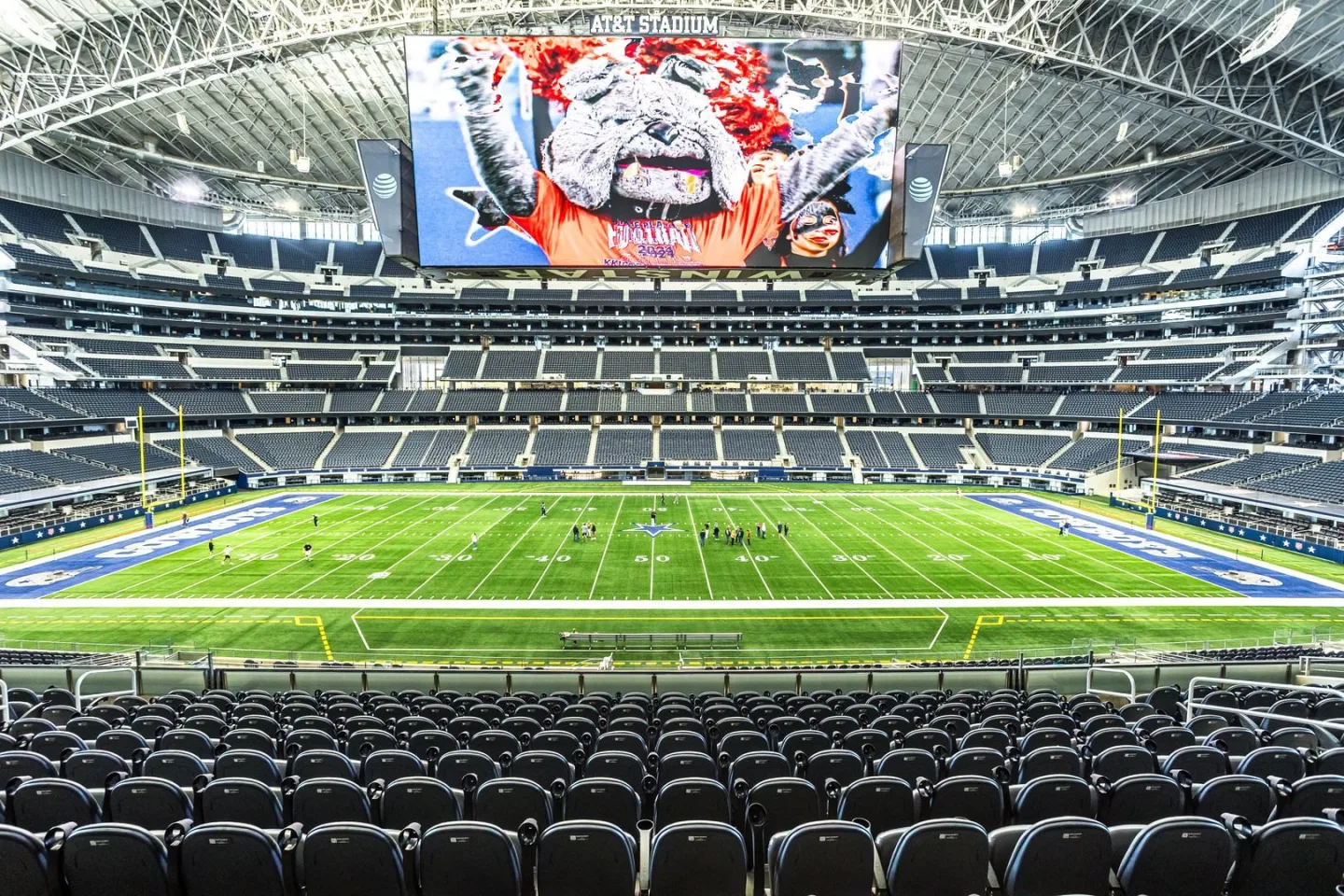 Největší stadion MS ve fotbale zdobí během šampionátu světelné instalace z Českolipska