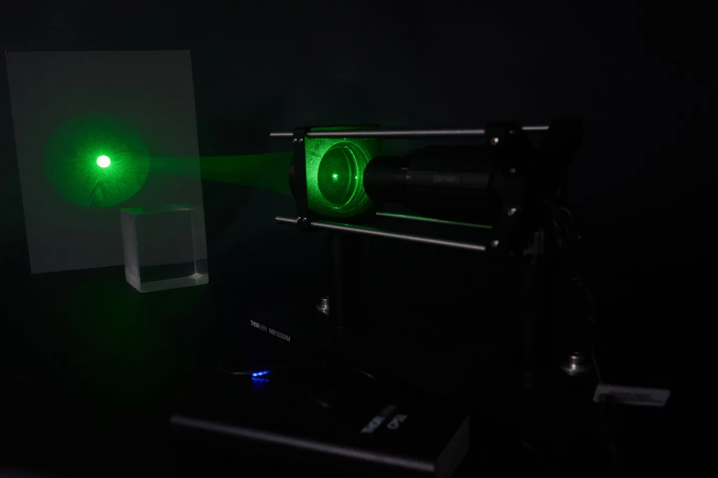 Laser, se kterým doktor Dušek pracuje.