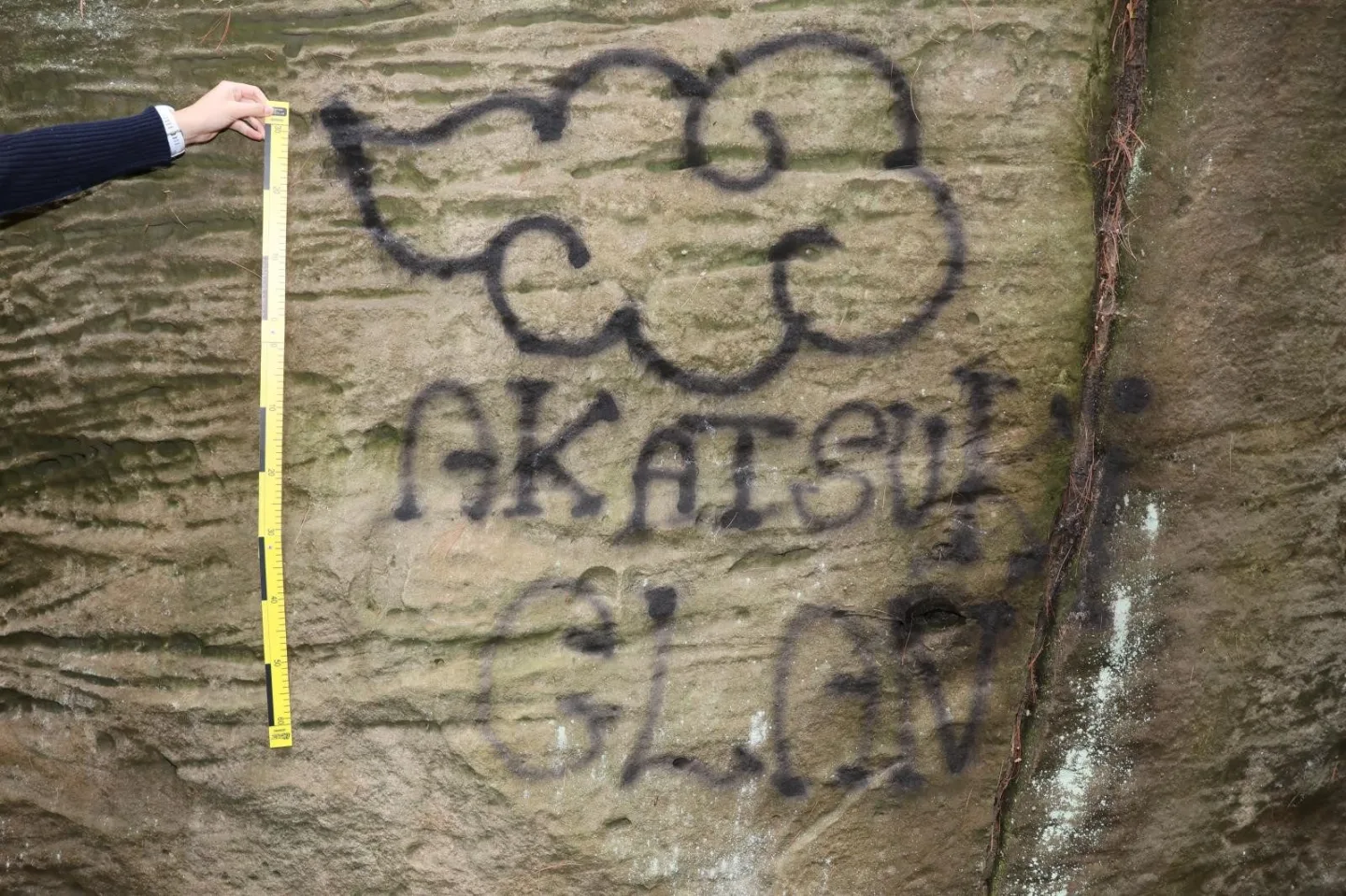 Sprejeři řádili ve skalním městě Hruboskalsko a Sedmihorkách. Pátrá po nich policie