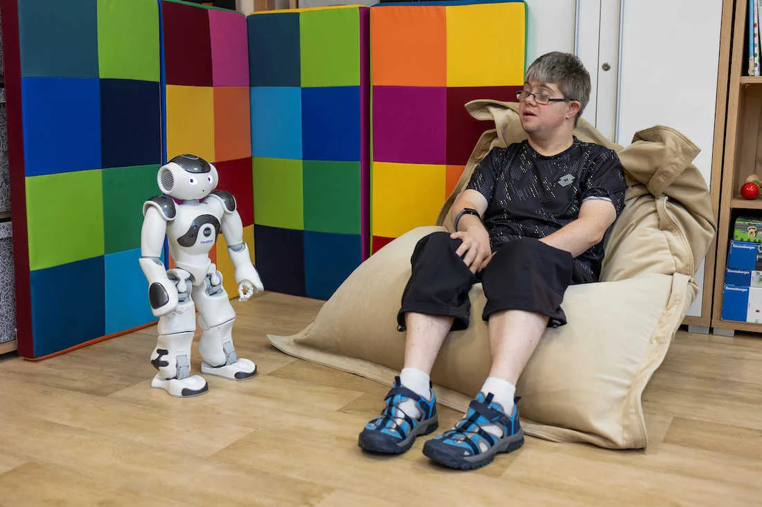 Robot Robic cvičí s klienty sociálních služeb. Odlehčí pečovatelkám, v kraji zůstane