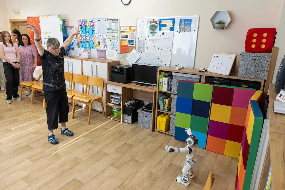 Robot Robic cvičí s klienty sociálních služeb. Odlehčí pečovatelkám, v kraji zůstane