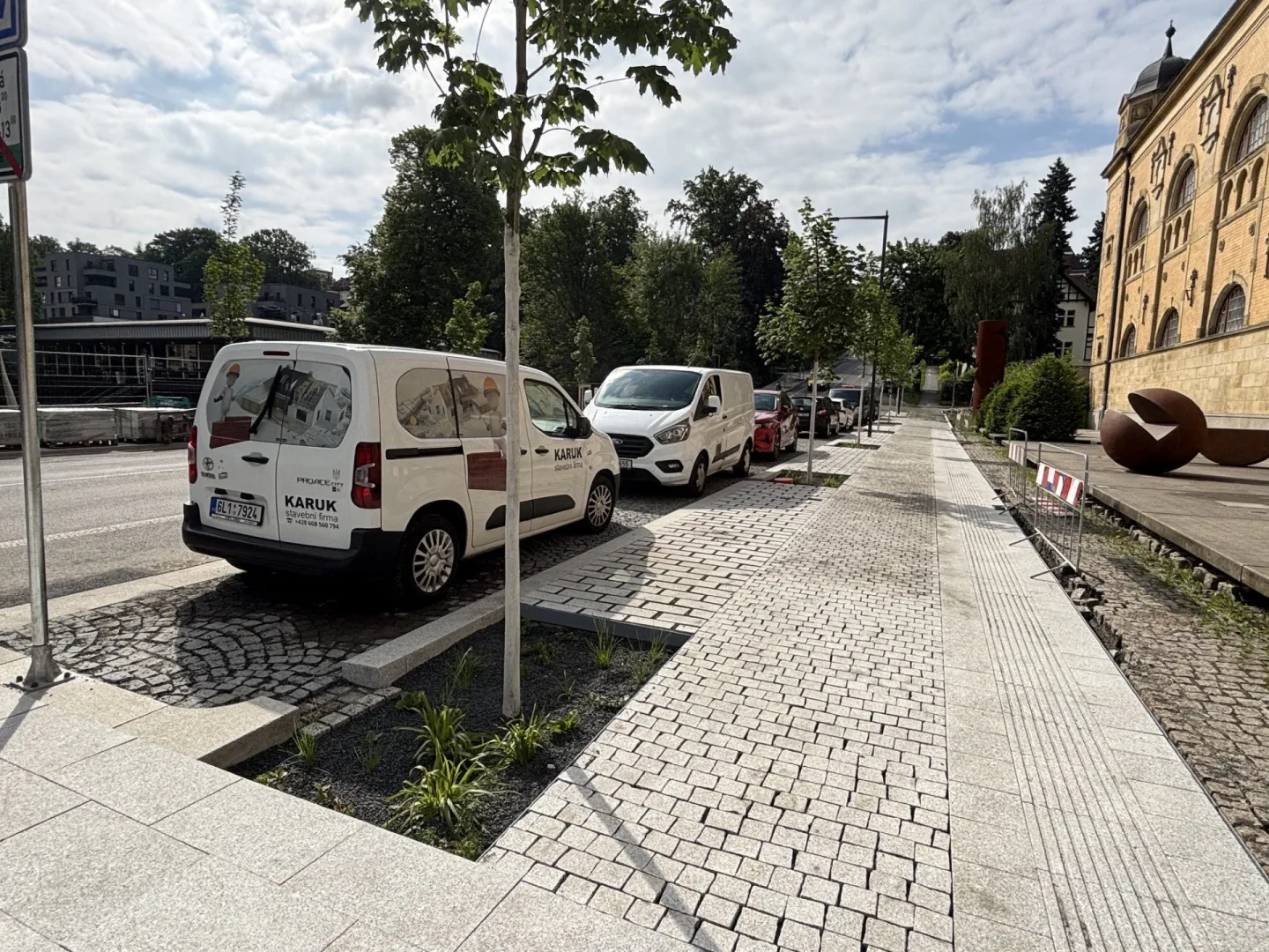 Vítězná ulice v Liberci je průjezdná bez omezení, práce především na přilehlém parku pokračují