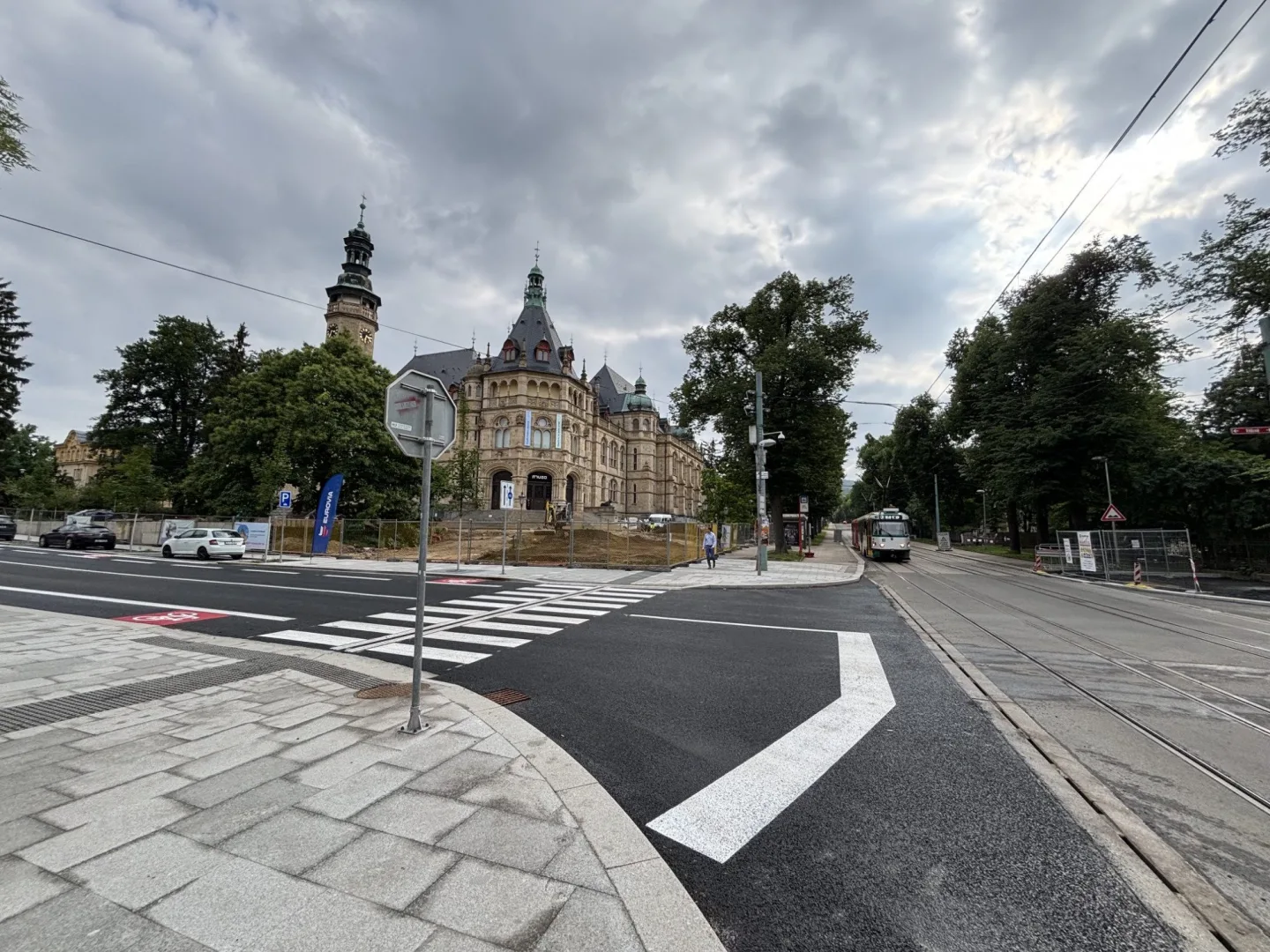 Vítězná ulice v Liberci je průjezdná bez omezení, práce především na přilehlém parku pokračují
