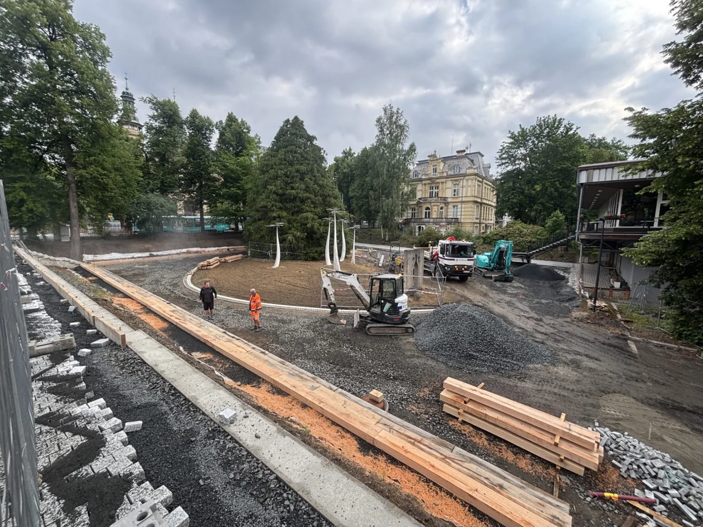 Vítězná ulice v Liberci je průjezdná bez omezení, práce především na přilehlém parku pokračují