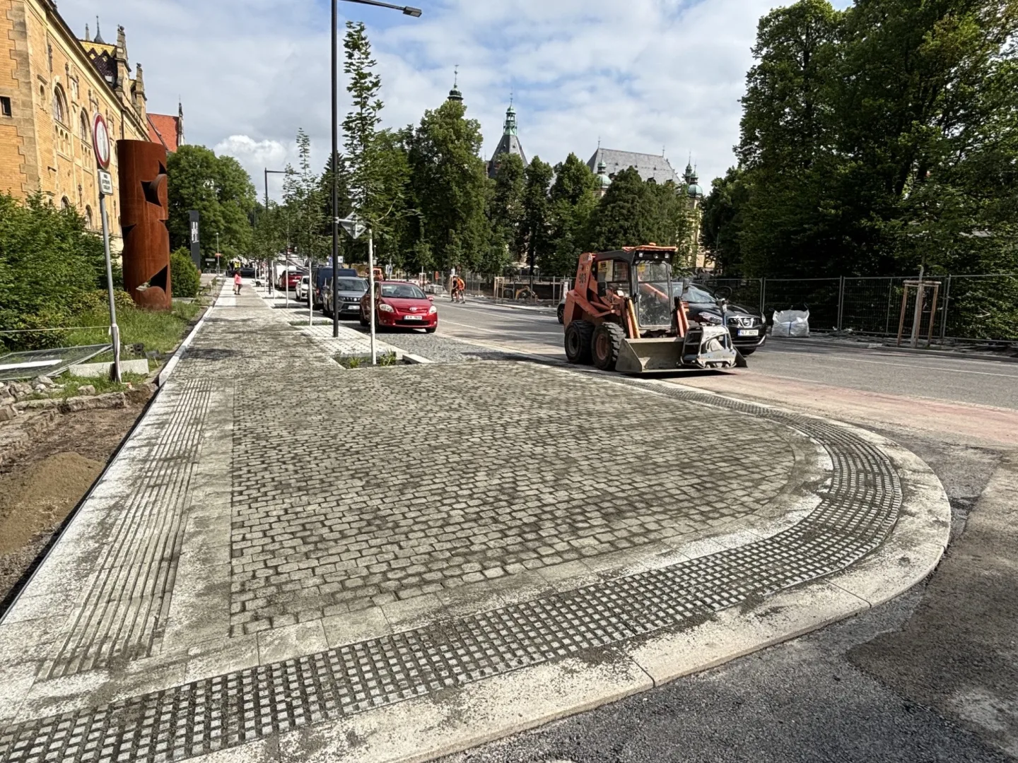 Vítězná ulice v Liberci je průjezdná bez omezení, práce především na přilehlém parku pokračují