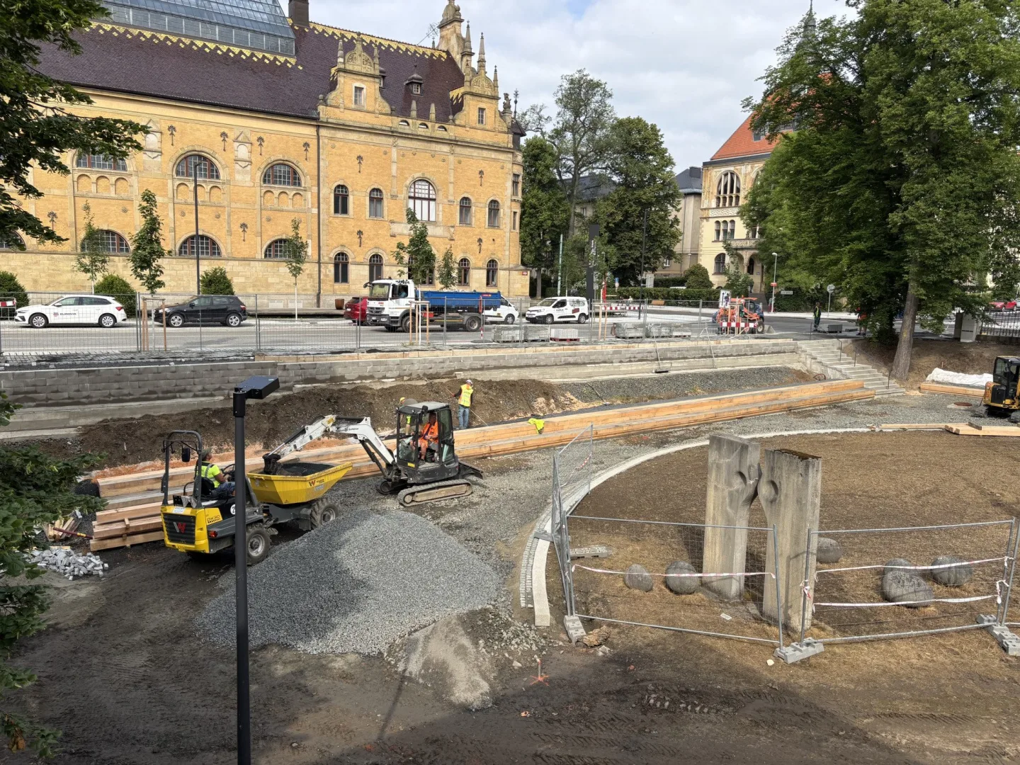 Vítězná ulice v Liberci je průjezdná bez omezení, práce především na přilehlém parku pokračují