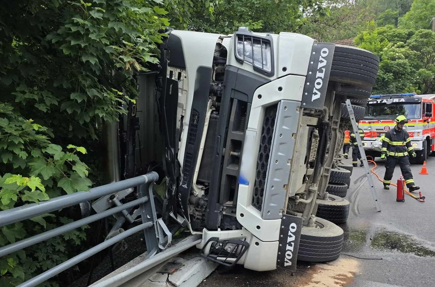 Převrácený kamion v Košťálově zaměstnal hasiče, řidič vyvázl bez zranění