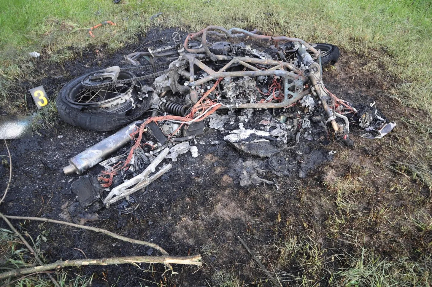 Motorkář vylétl ze silnice a narazil do stromu. Skončil v nemocnici, motorka shořela