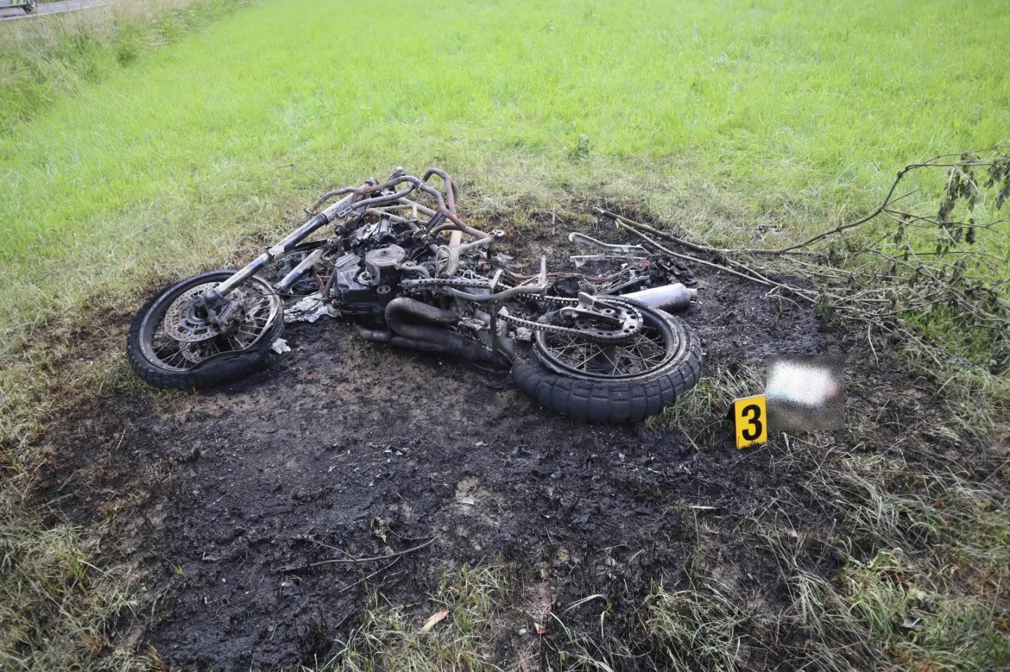 Motorkář vylétl ze silnice a narazil do stromu. Skončil v nemocnici, motorka shořela
