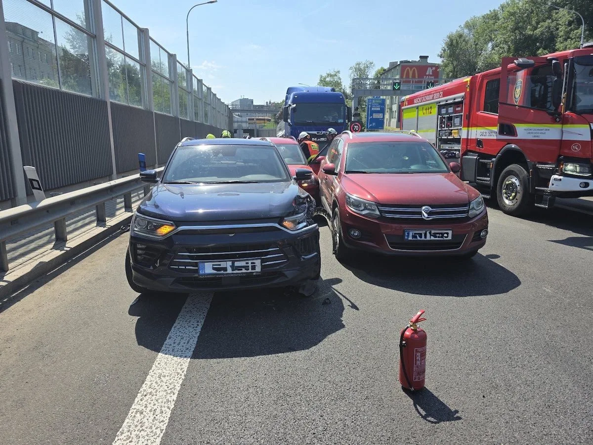 Na průtahu Libercem se srazila čtyři auta. Dvě osoby hasiči vyprošťovali