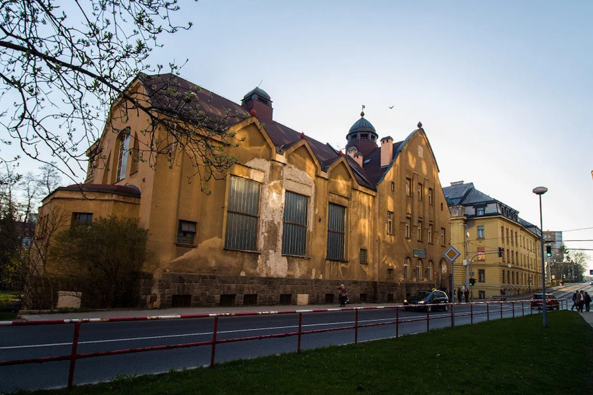 Jablonec nad Nisou dá opravit střechu léta chátrajících městských lázní