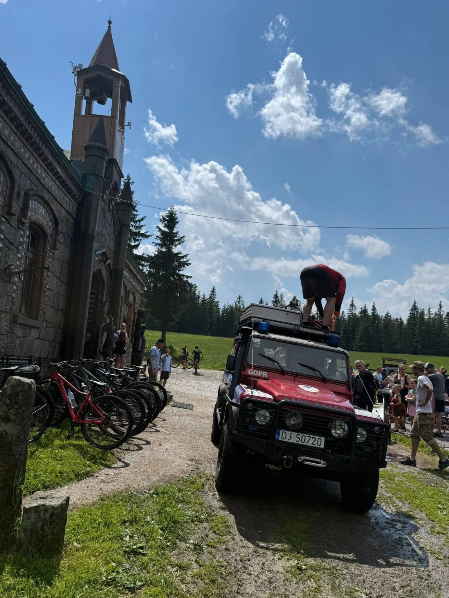 Cyklistku na polské straně Jizerek zasáhl blesk. Došlo k zástavě, ženu oživovali turisté