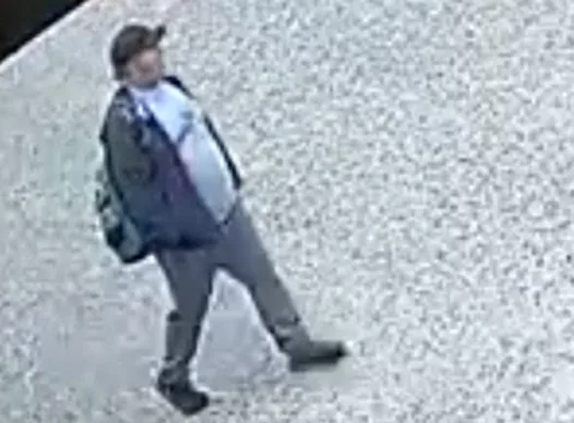 Krádeží batohu v Liberci vznikla škoda za 50 tisíc. Policie hledá muže z fotky