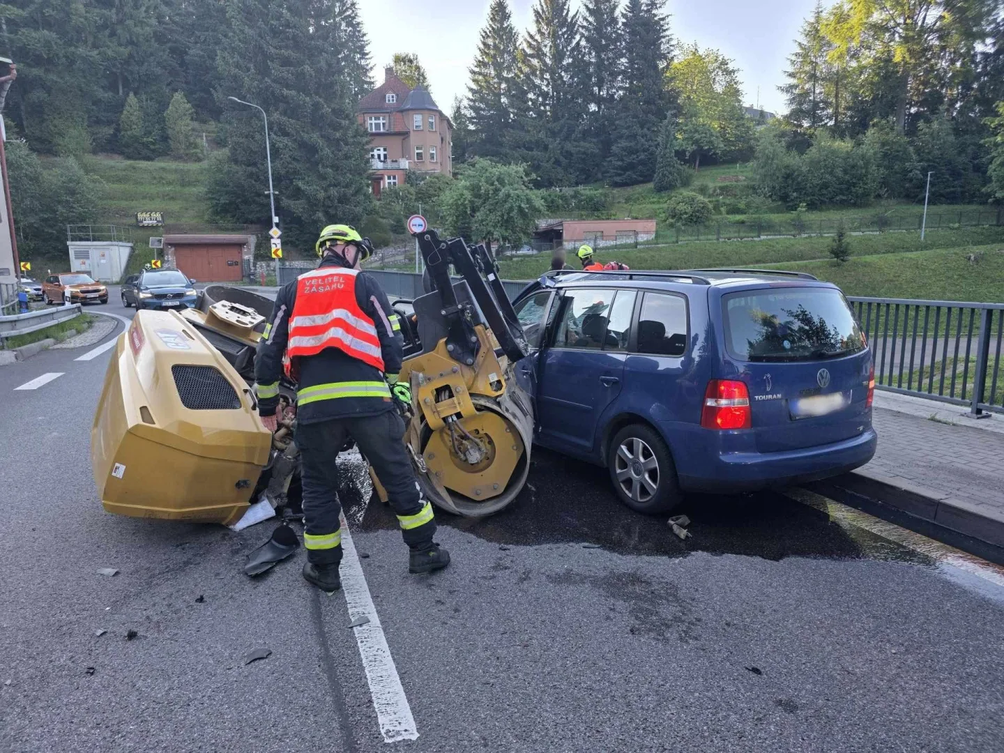 Silnici na Lučany zastavila nehoda. Srazilo se auto se silničním válcem