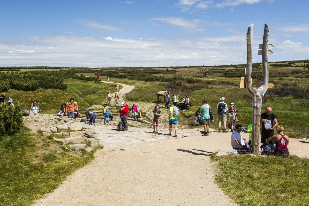 Turisticky přetlak na Sněžce je kolem poledne, správci parku lákají do jiných lokalit