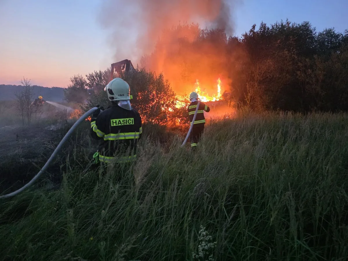 Noční požár na Turnovsku. Shořel odstavený kamion