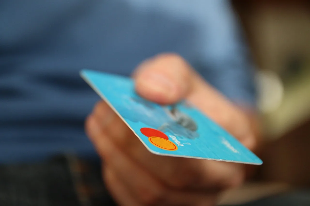 Češi na dovolené preferují platbu kartou či mobilem. Útraty jsou až dvojnásobné