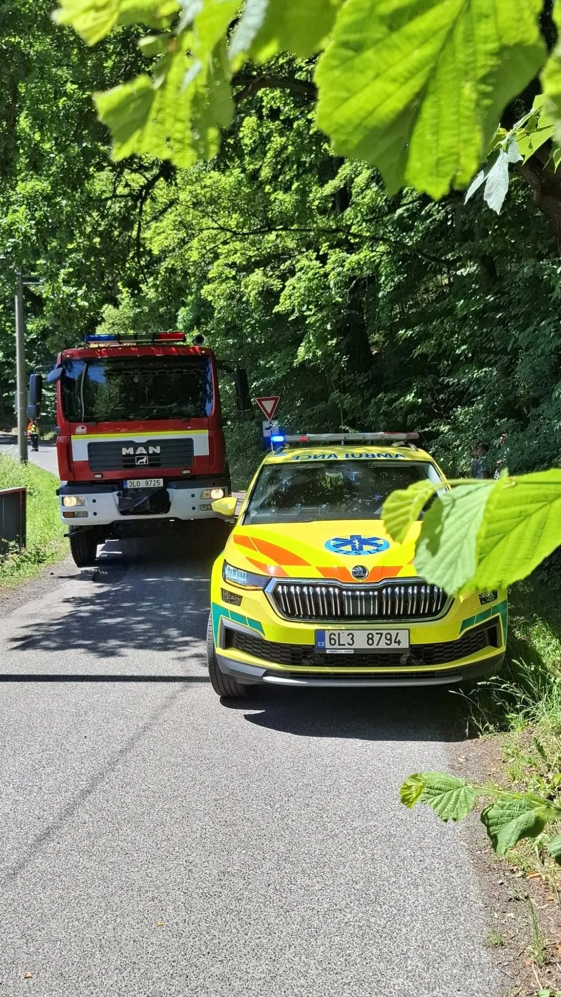 Tragická nehoda v Raspenavě. Po nárazu do viaduktu zemřel řidič