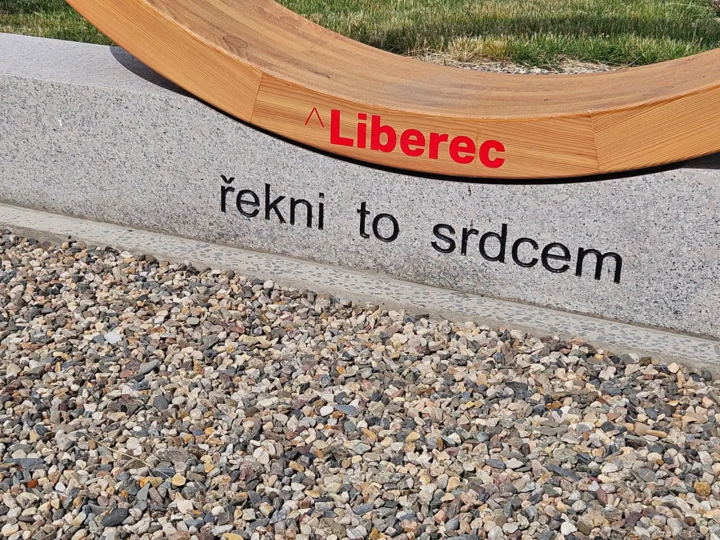 Fotka ve Vesci v kruhu se srdcem a výhledem na Ještěd. Díky novému fotopointu