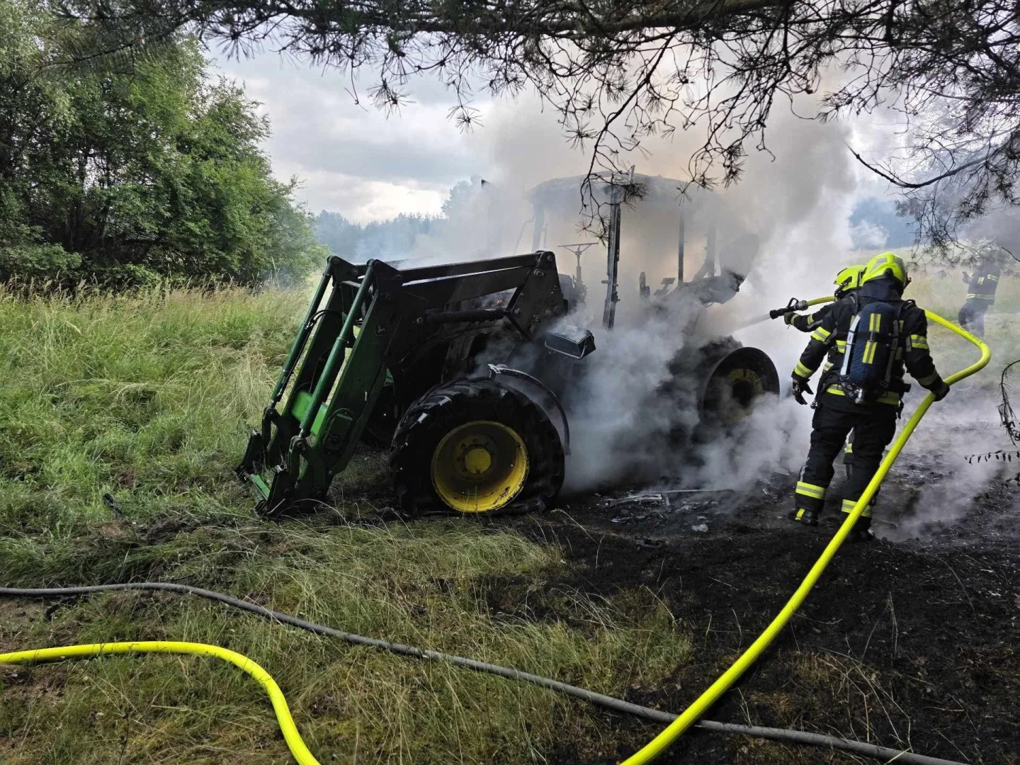 Nehody, požár traktoru i odchyt hada. Hasiči o víkendu vyjížděli k 60 událostem
