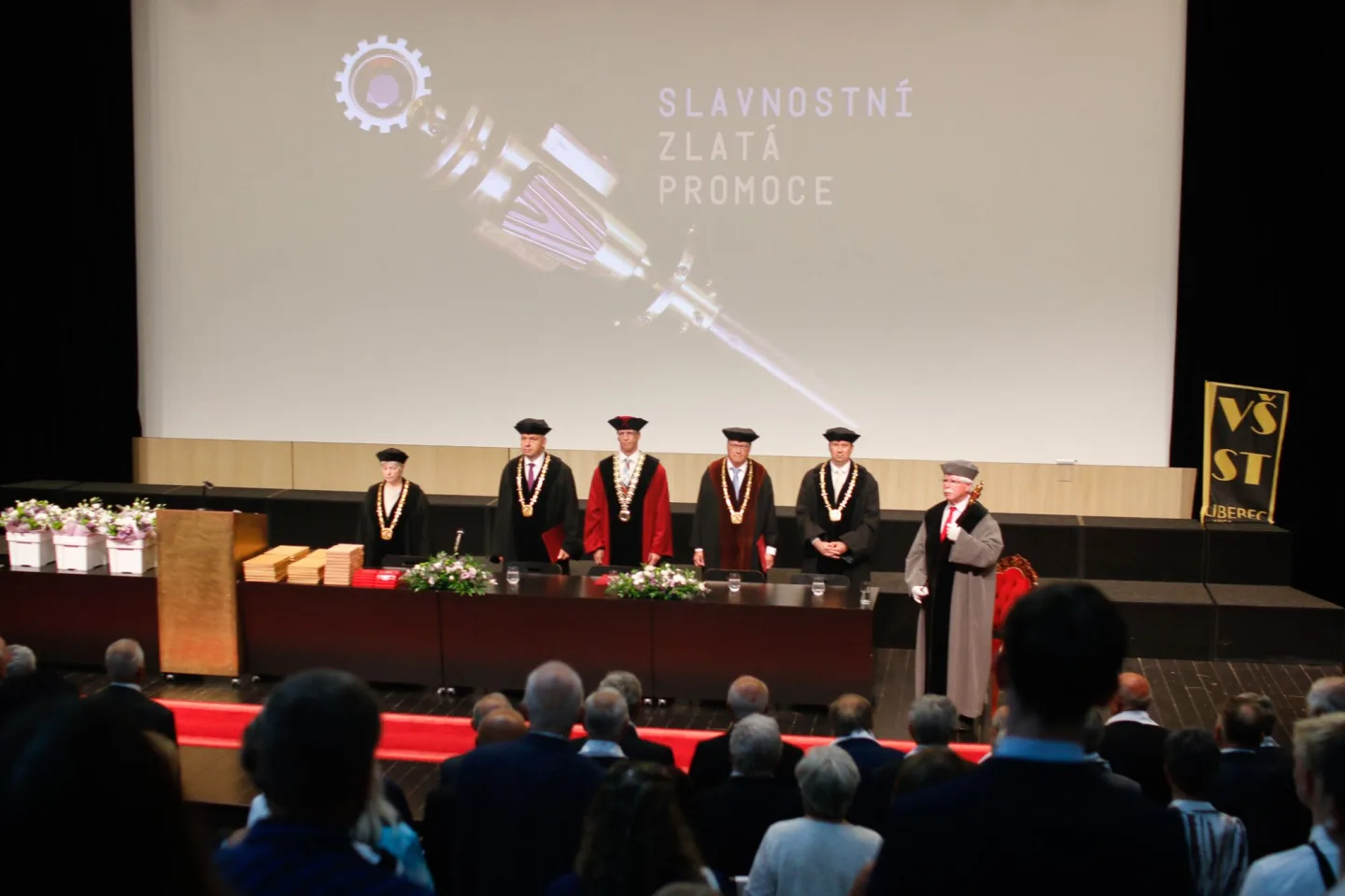 Historicky první zlaté promoce na liberecké univerzitě: Absolventi se vrátili po padesáti letech
