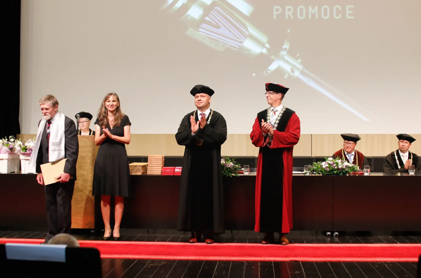 Historicky první zlaté promoce na liberecké univerzitě: Absolventi se vrátili po padesáti letech