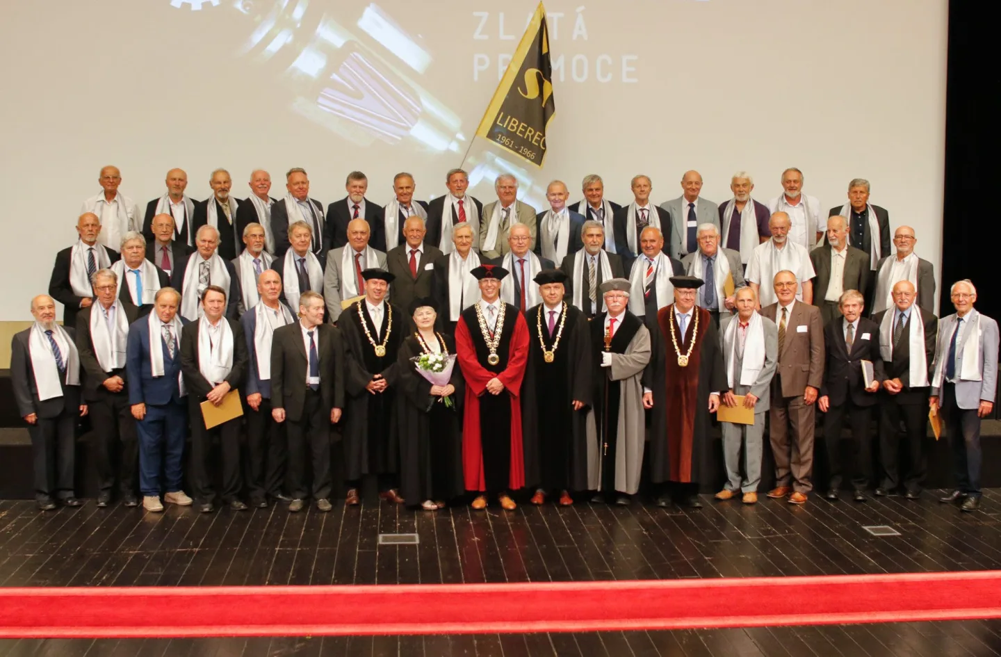 Historicky první zlaté promoce na liberecké univerzitě: Absolventi se vrátili po padesáti letech