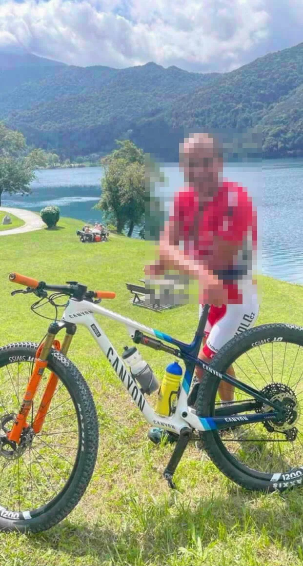 Stačilo deset minut. Zloděj ukradl kolo za sto tisíc opřené o chatku v kempu u Mácháče