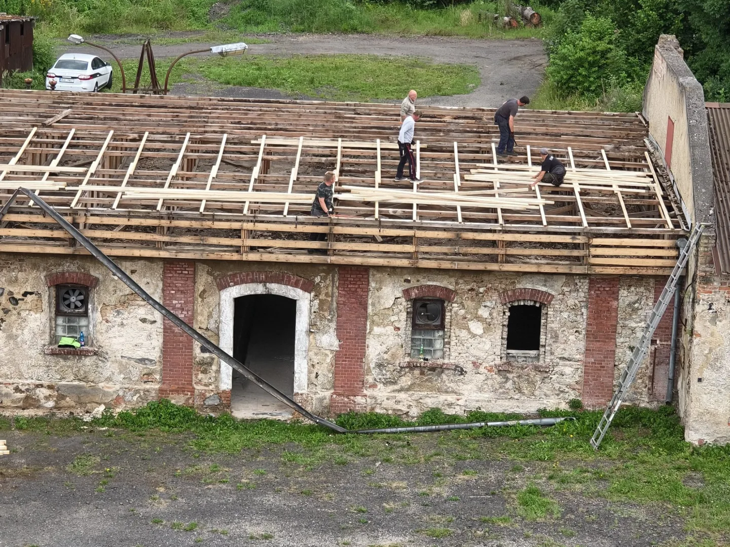 Nová střecha na zchátralém objektu v Kunraticích za pouhé tři dny. Díky 23 dobrovolníkům