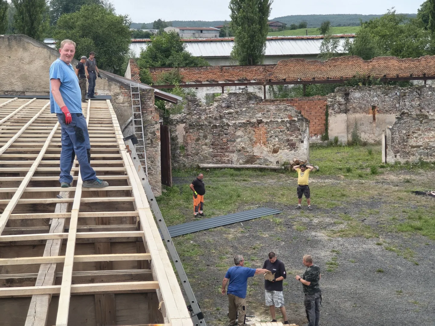 Nová střecha na zchátralém objektu v Kunraticích za pouhé tři dny. Díky 23 dobrovolníkům