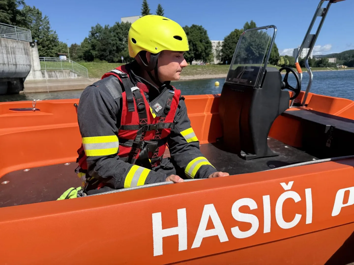 Nový pomocník jabloneckých hasičů při zásazích na vodní hladině - motorový záchranný člun Pioner