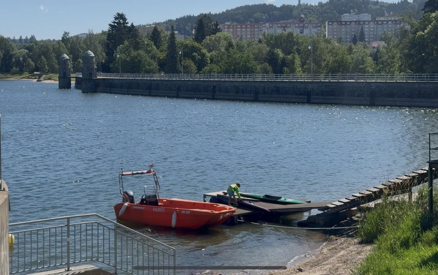 Nový pomocník jabloneckých hasičů při zásazích na vodní hladině - motorový záchranný člun Pioner
