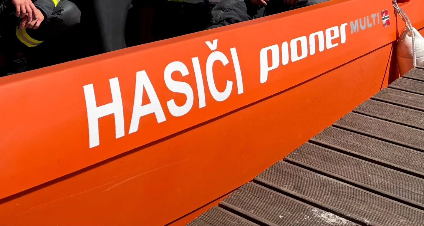 Nový pomocník jabloneckých hasičů při zásazích na vodní hladině - motorový záchranný člun Pioner