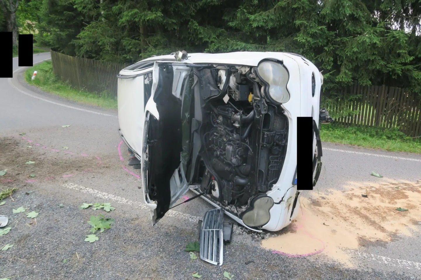 Nehoda, odchod a návrat: Řidič na Jablonecku otočil auto na bok, nadýchal přes 3 promile