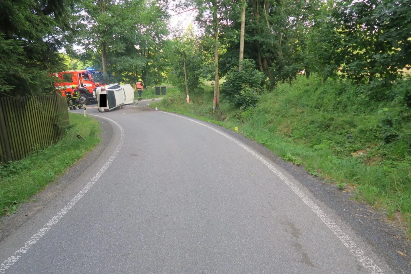 Nehoda, odchod a návrat: Řidič na Jablonecku otočil auto na bok, nadýchal přes 3 promile