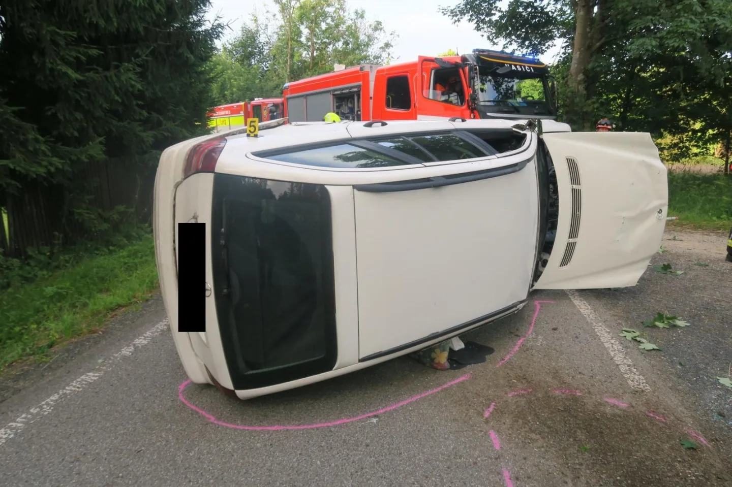 Nehoda, odchod a návrat: Řidič na Jablonecku otočil auto na bok, nadýchal přes 3 promile