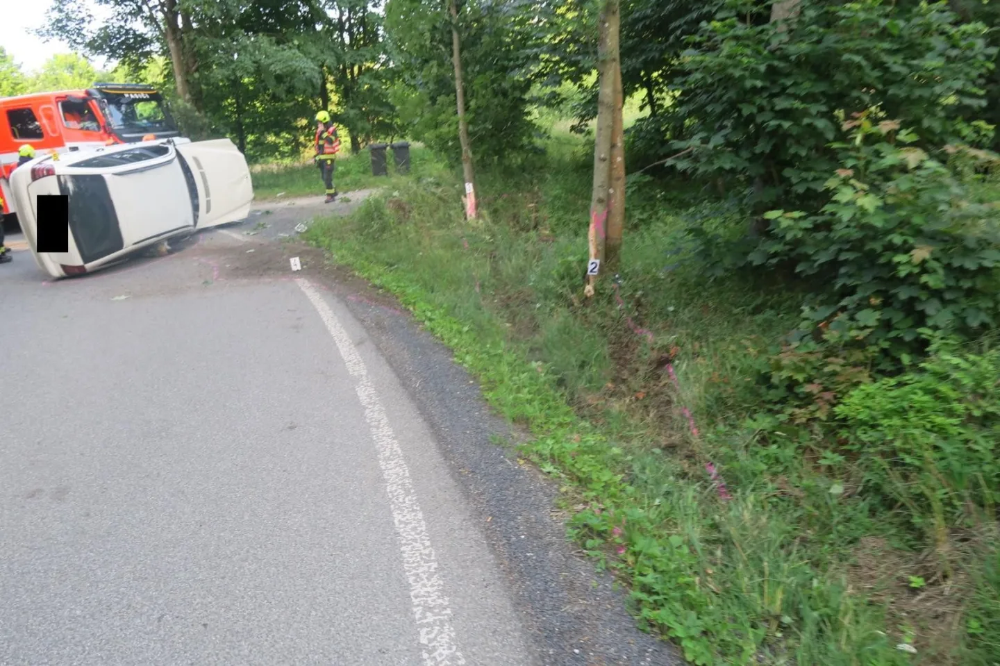 Nehoda, odchod a návrat: Řidič na Jablonecku otočil auto na bok, nadýchal přes 3 promile