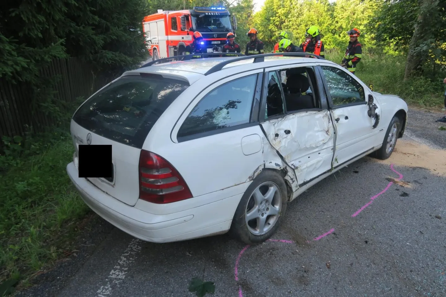 Nehoda, odchod a návrat: Řidič na Jablonecku otočil auto na bok, nadýchal přes 3 promile