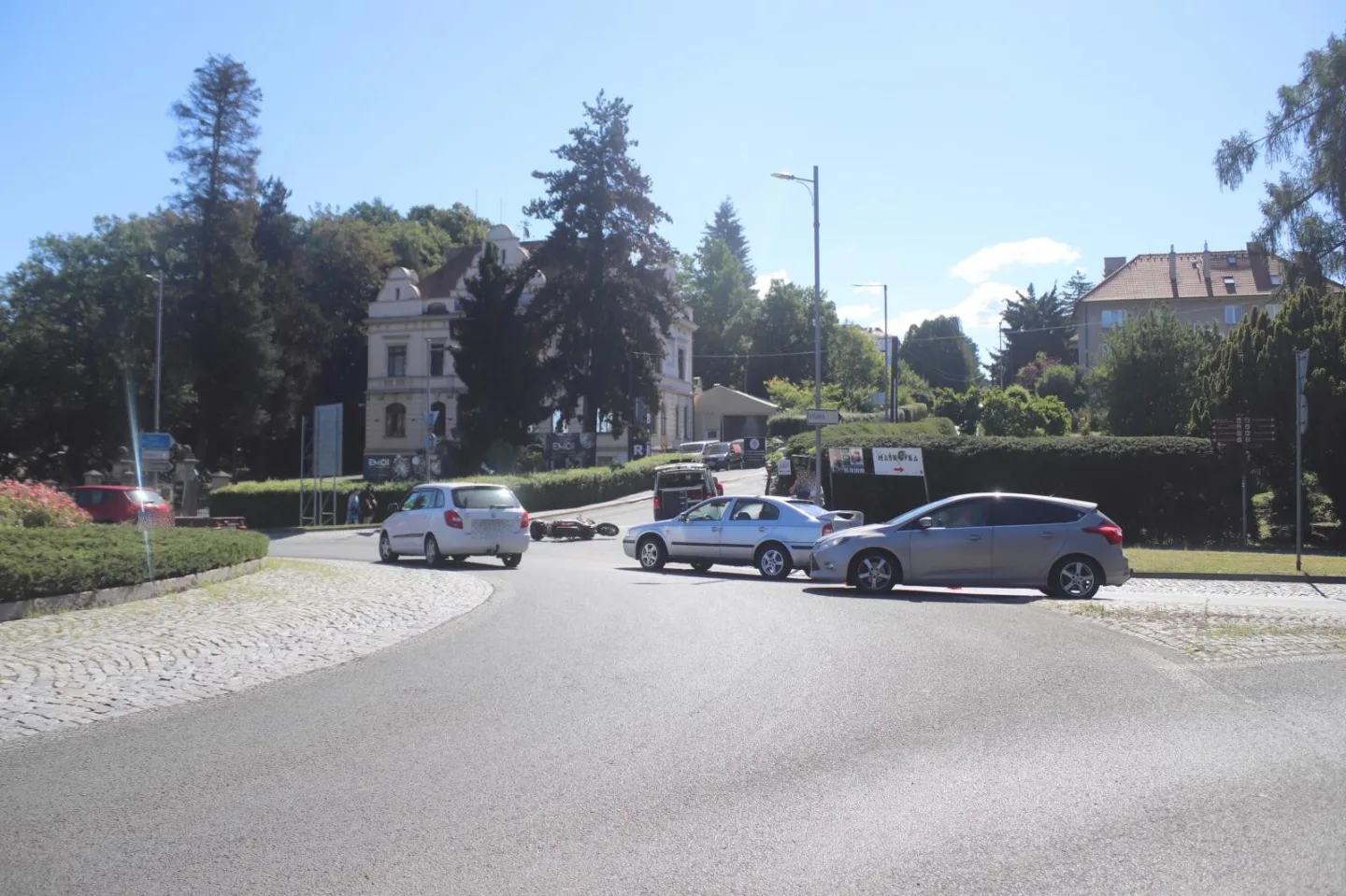 Srazila motorkáře na kruháči v Turnově bílá Octavia nebo ne? Policie hledá svědky