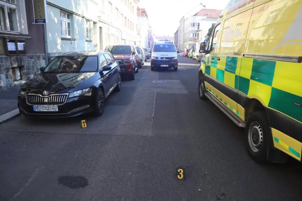 Při otvírání dveří auta přehlédl 75letou cyklistku, ta po střetu s nimi letěla přes řídítka přímo na hlavu