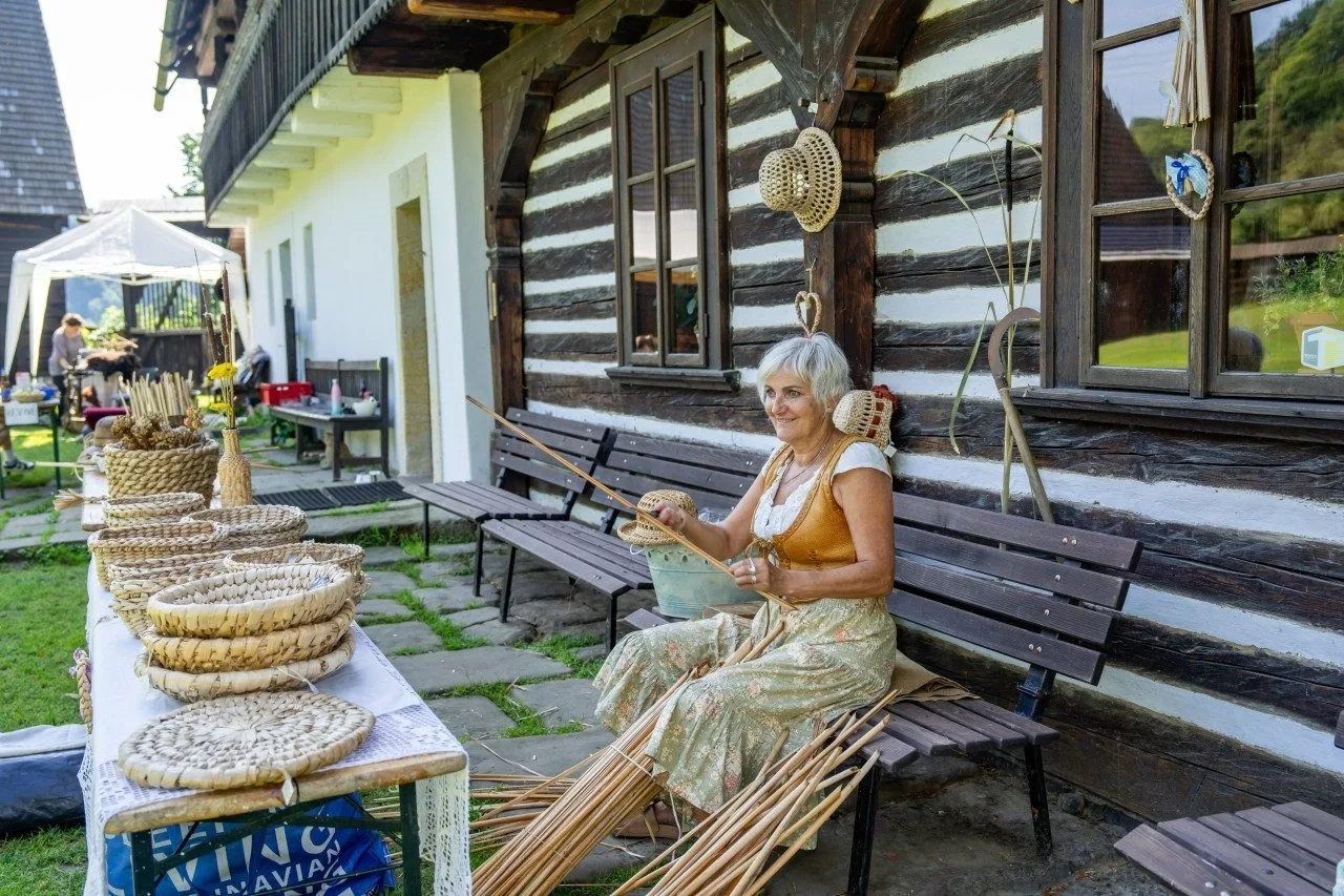 Dny lidové architektury zvou na víkend plný tradičních řemesel, vůně chleba a atmosféry starých časů