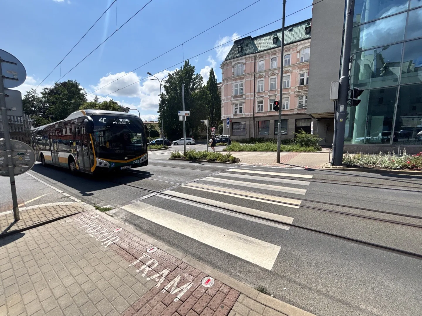 Přechod se zabudovanými výstražnými světly přímo v chodníku je zkušební, Liberec by jich chtěl více