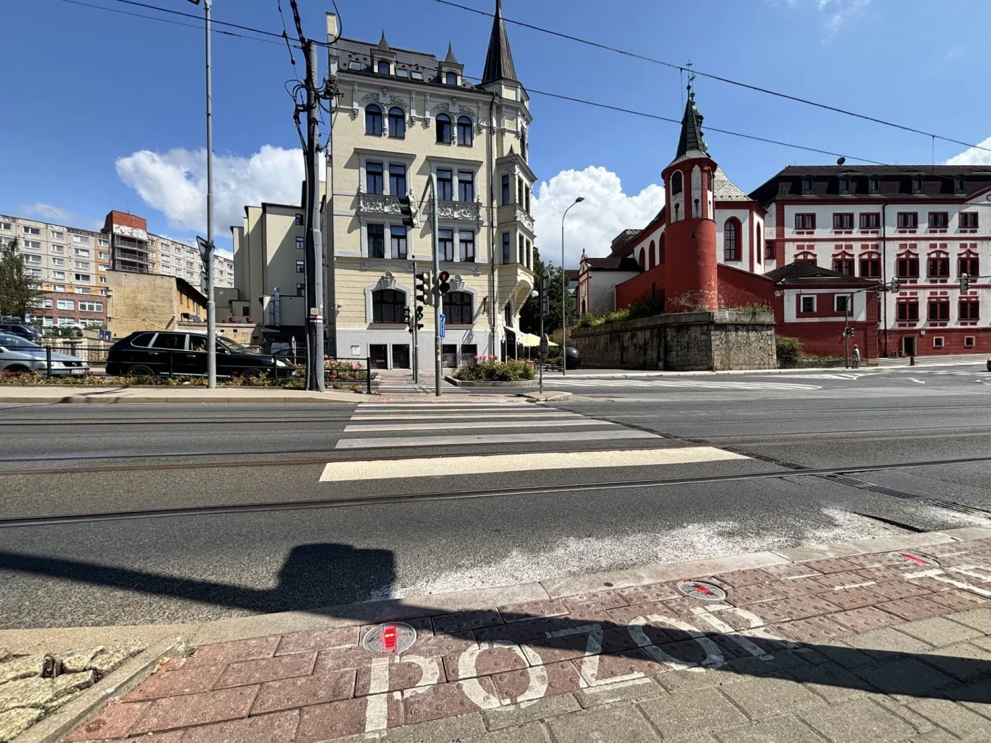 Přechod se zabudovanými výstražnými světly přímo v chodníku je zkušební, Liberec by jich chtěl více