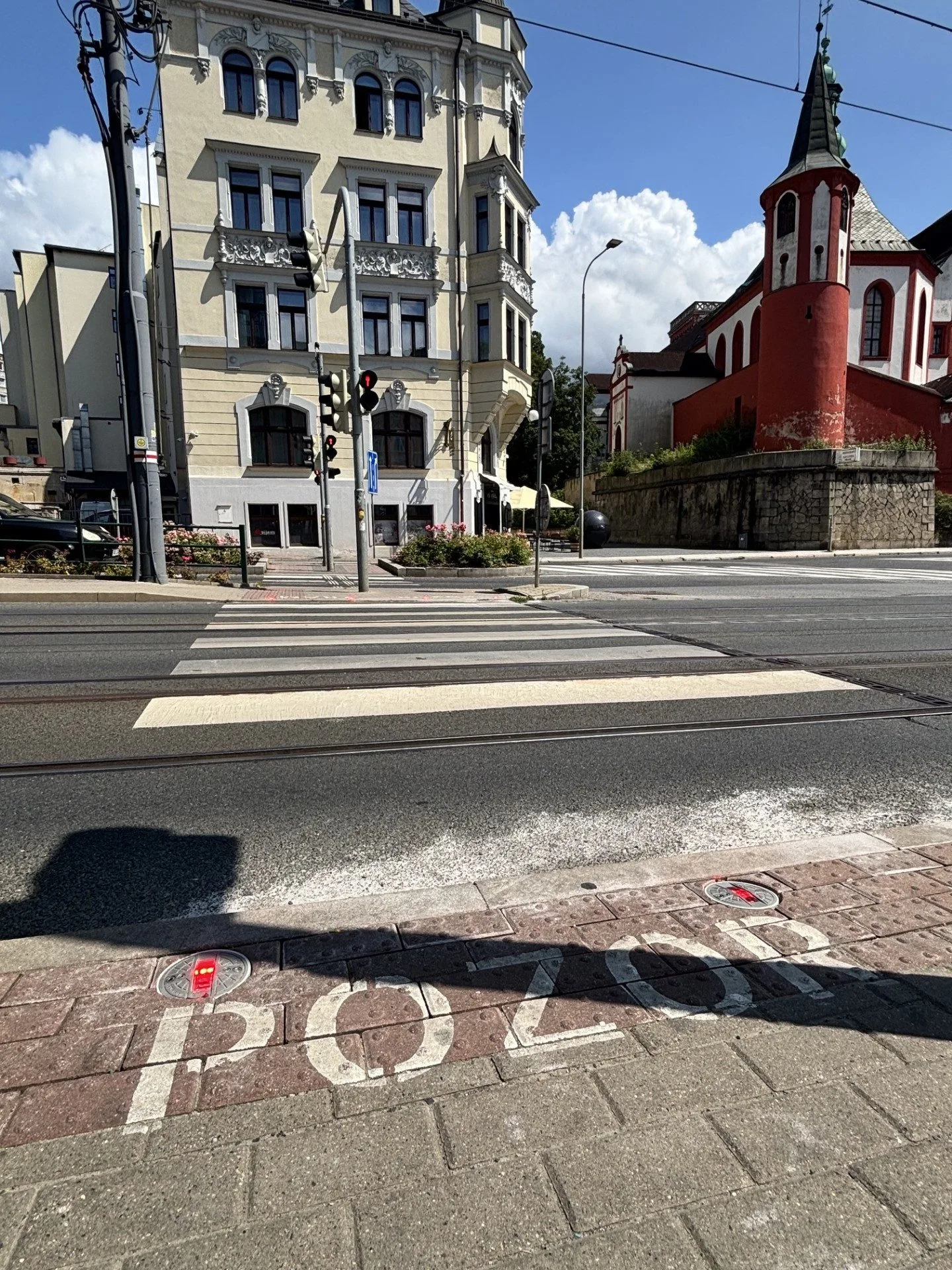 Přechod se zabudovanými výstražnými světly přímo v chodníku je zkušební, Liberec by jich chtěl více