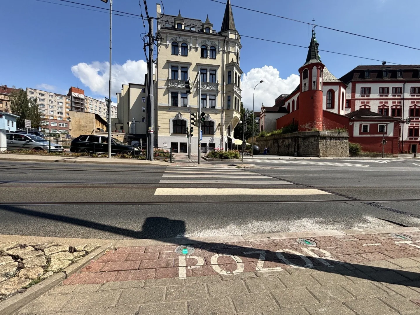Přechod se zabudovanými výstražnými světly přímo v chodníku je zkušební, Liberec by jich chtěl více