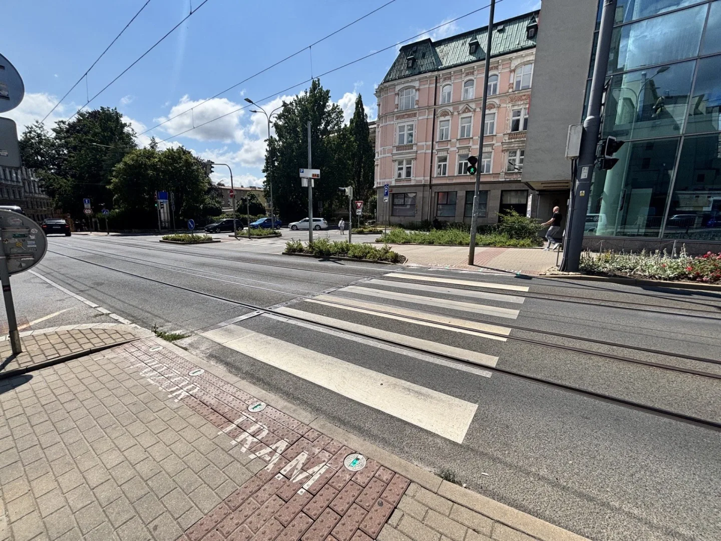 Přechod se zabudovanými výstražnými světly přímo v chodníku je zkušební, Liberec by jich chtěl více