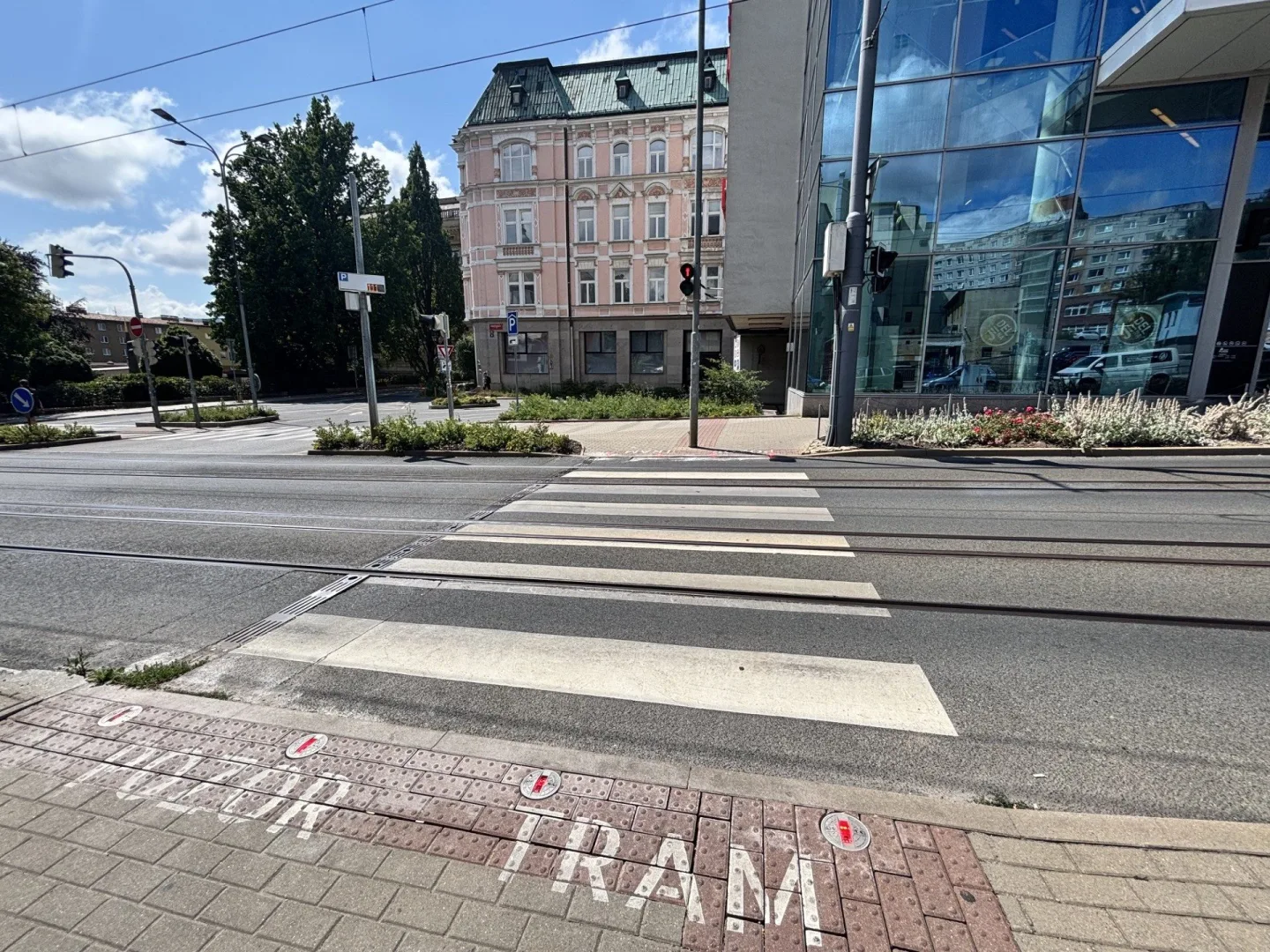 Přechod se zabudovanými výstražnými světly přímo v chodníku je zkušební, Liberec by jich chtěl více
