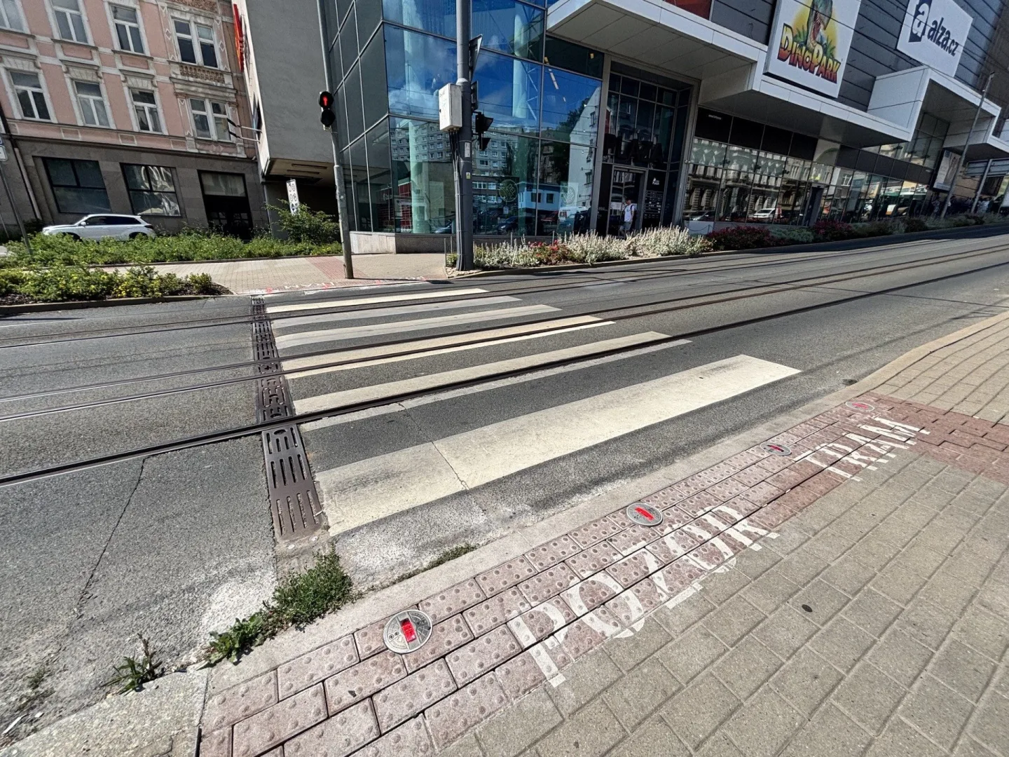 Přechod se zabudovanými výstražnými světly přímo v chodníku je zkušební, Liberec by jich chtěl více